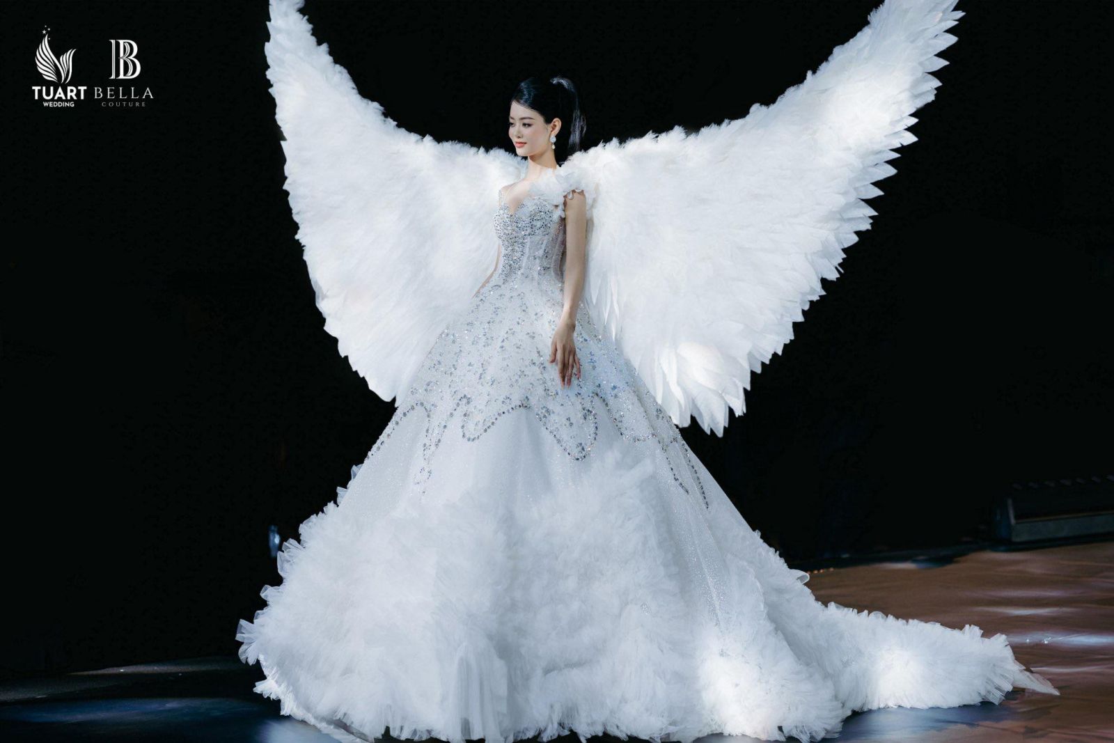 Vedette  Á Hậu  Miss Grand Viet Nam Bùi Khánh Linh toả sáng với đôi cánh thiên thần trong BST  La Vie Est Belle